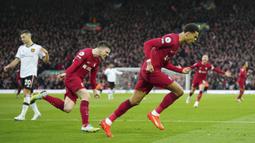 Pemain Liverpool, Cody Gakpo melakukan selebrasi setelah mencetak gol pertama timnya ke gawang Manchester United pada laga pekan ke-26 Liga Inggris 2022/2023 melawan Manchester United di Anfield, Liverpool, Senin (06/03/2023) WIB. The Reds berhasil menang dengan skor 7-0 yang dicetak oleh Cody Gakpo 43', 50'), Darwin Nunez (47', 75'), Mohamed Salah (66', 83'), dan Roberto Firmino (88'). (AP Photo/Jon Super)
