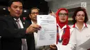 Advokat Cinta Tanah Air (ACTA) menunjukkan surat permohonan uji materi UU Informasi Teknologi Elektronik (ITE) di Mahkamah Konstitusi, Jakarta, Senin (18/9). Uji materi terkait banyaknya aktivis yang terjerat masalah hukum. (Liputan6.com/Angga Yuniar)