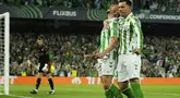 Pemain Real Betis, Antony (kedua kanan) melakukan selebrasi setelah mencetak gol ke gawang Fiorentina yang dijaga oleh David De Gea (kiri) dalam laga leg 1 semifinal Conference League 2024/2025 di Benito Villamarin Stadium, Sevilla, Spanyol, Kamis (01/05/2025) waktu setempat. (AP Photo/Jose Breton)