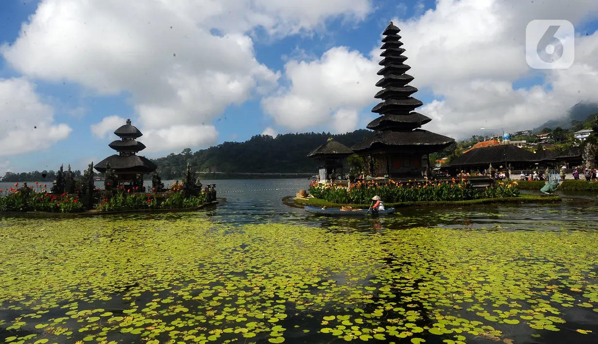 Sementara itu, Pura Ulun Danu Beratan adalah sebuah pura dan candi air besar yang terletak di Bali. Candi ini berlokasi di tepi barat laut Danau Bratan di pegunungan dekat Bedugul, Kabupaten Tabanan. (merdeka.com/Arie Basuki)