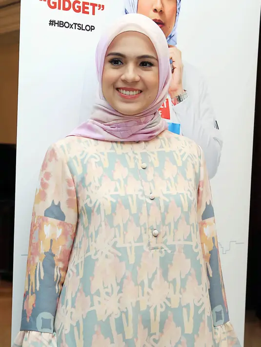 "Jadi palingan bagi shiftnya lebih ke ngurus anak aja. Jadi kalau bagian pagi sampai siang biasanya Kinos dulu, karena biasanya dia masih di rumah. Nanti pulang siaran sampai ke malemnya aku yang ngurus," terangnya. (Deki Prayoga/Bintang.com)