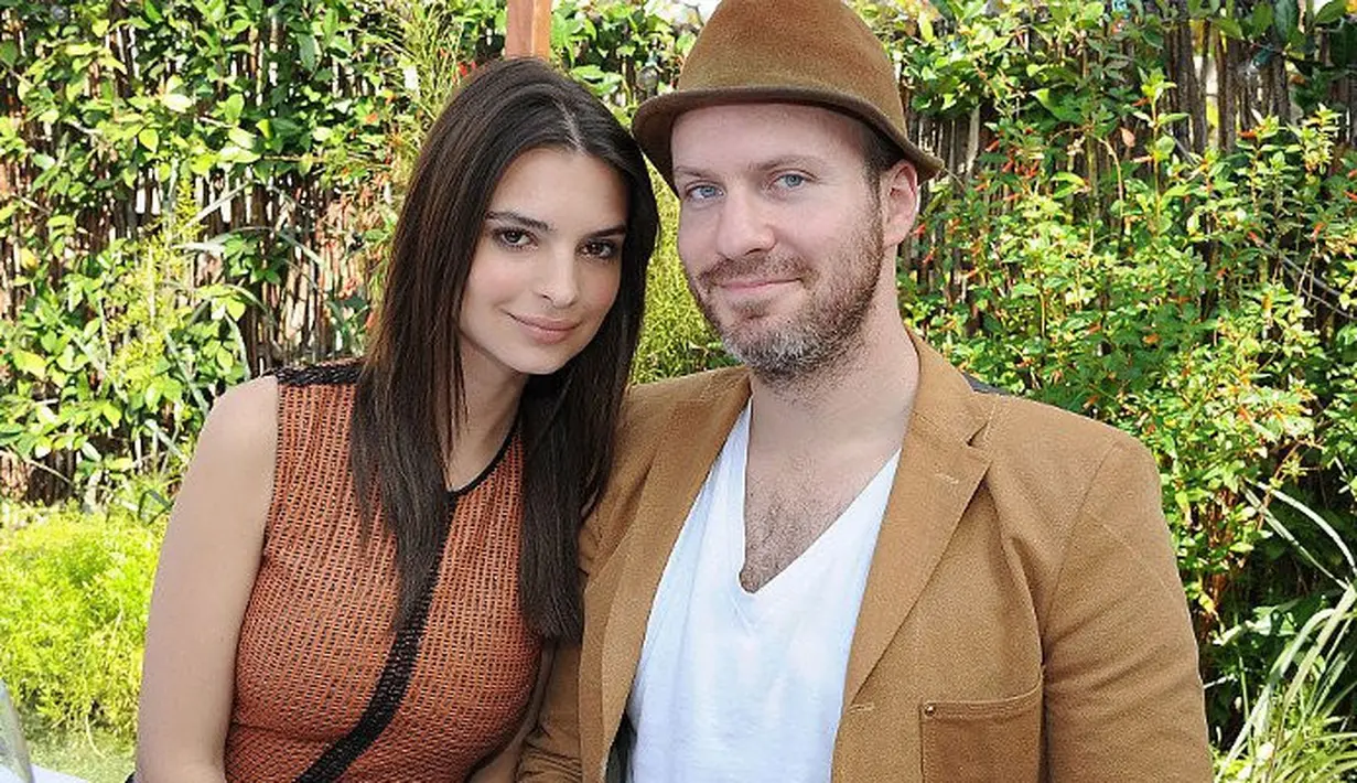 Kendati demikian foto-foto ciuman Emily dan Sebastian mengonfirmasi bahwa ia dan Jeff Magid tak lagi bersama. (EarnTheNecklace.com)