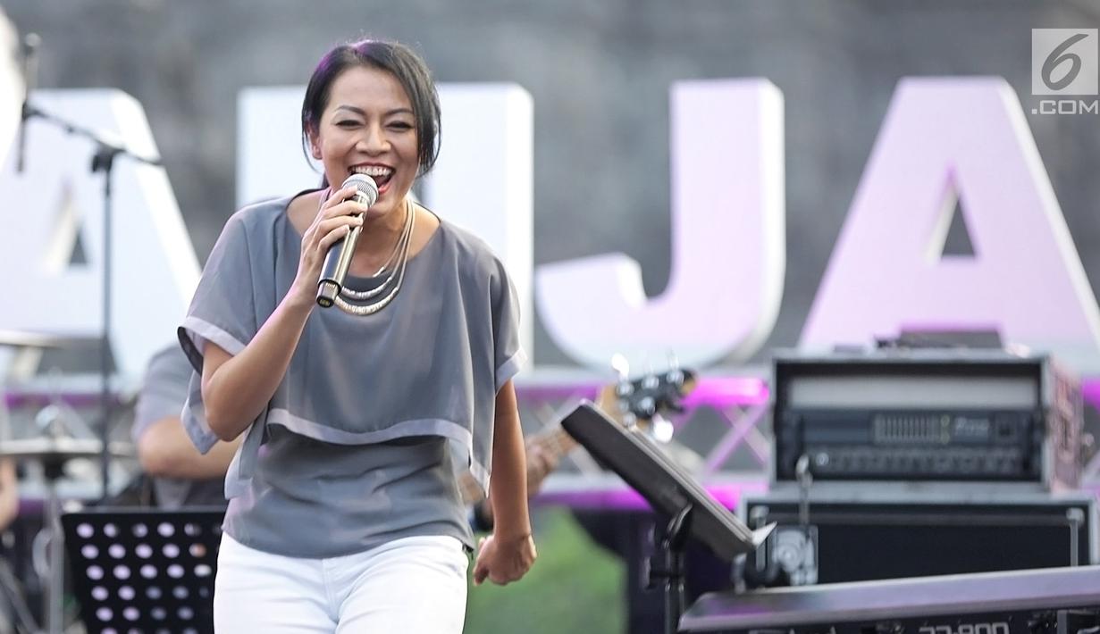 Penyanyi Dewi lestari saat membawakan lagu selama Prambanan Jazz Festival 2019 di Pelataran Candi Prambanan, Yogyakarta, Sabtu (6/7/2019). Prambanan Jazz Festival 2019 menjadi ajang reuni bagi Rida Sita Dewi setelah dua tahun tidak manggung bersama. (Fimela.com/Bambang E.Ros)