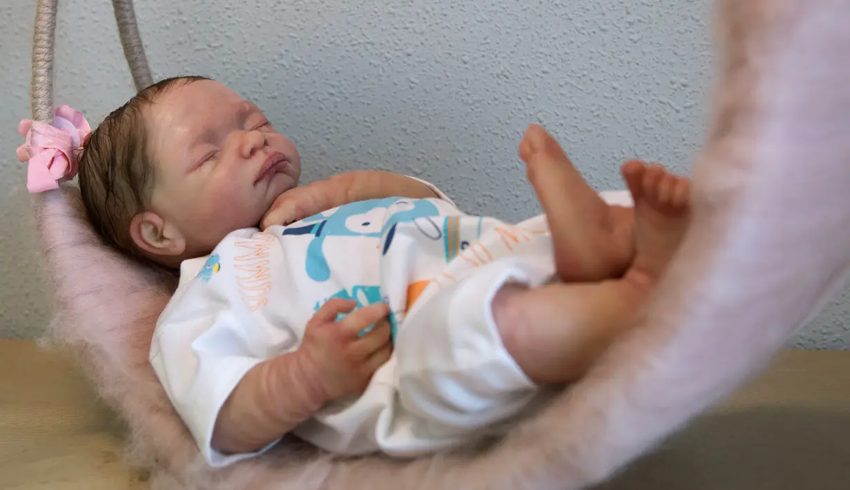 Boneka bayi silikon yang mirip manusia dilengkapi baju dipajang di Clon Factory, Kota Leioa, Spanyol Basque, Selasa (20/6). Pabrik ini khusus memproduksi bayi imitasi dari premium silikon yang biasa dipakai untuk operasi plastik. (ANDER GILLENEA/AFP)
