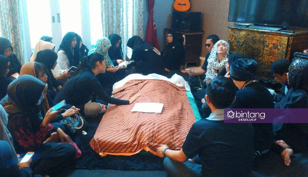Jenazah Jupe pun dibawa ke rumah duka, di kawasan Raflesia Hills di bilangan Cibubur, Jakarta Timur. Para keluarga dan sahabat pun berdatangan ke rumah duka untuk mengucapkan bela sungkawa. (Nurwahyunan/Bintang.com)