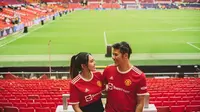 Via Vallen dan Chevra Yolandi romantis di markas Manchester United. (Sumber: Instagram/chevra_yo88)