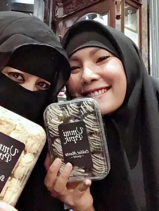 Ia berharap suatu saat nanti, saat tak lagi berhijab, berharap tidak menjadi omongan. Ia akan mengaku akan mengenakan hijab bukan lantaran paksaan atau orang lain. (Instagram/kalinaocktaranny)