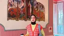 Paduan vest oranye dan long sleeve kuning jadi outfit yang menyala bagi pengguna hijab [@tantrinamirah]