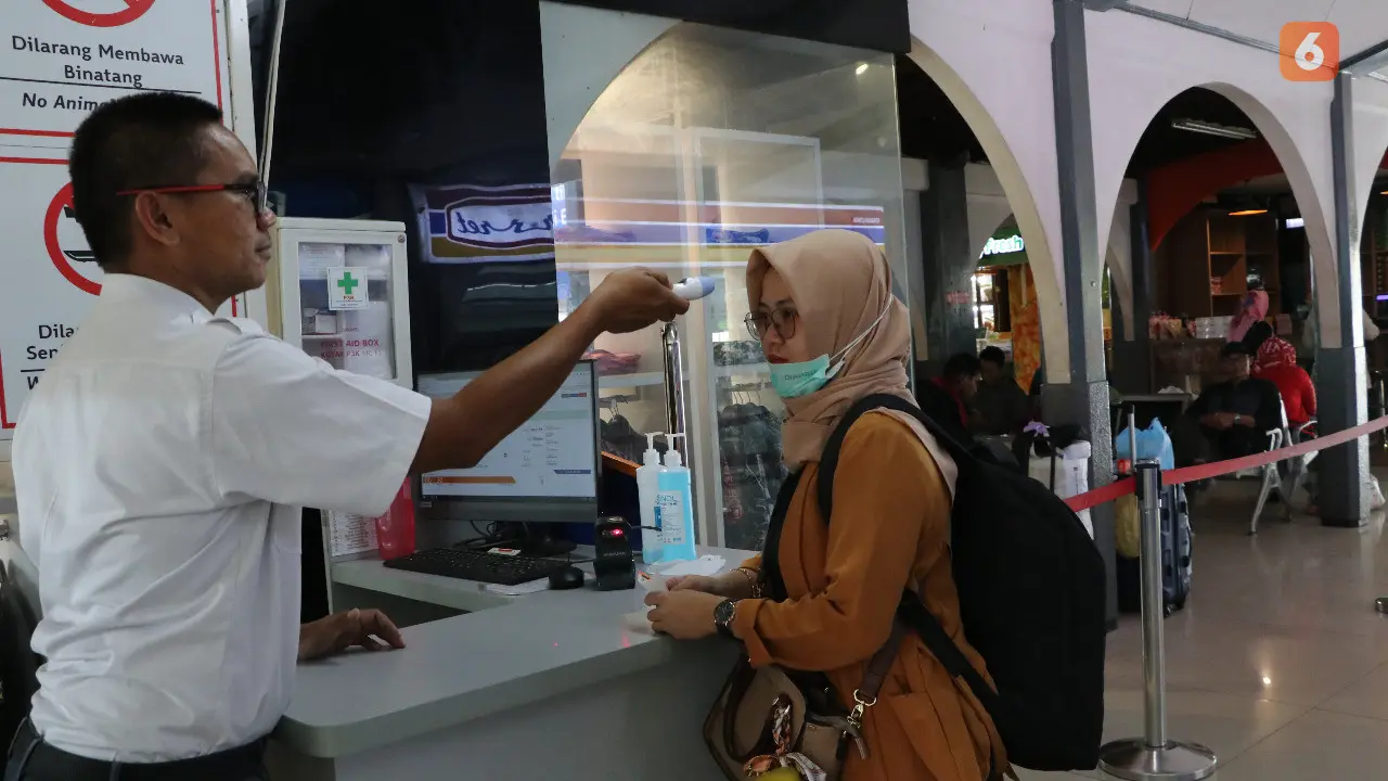 Pemeriksaan suhu tubuh di KAI Daop 2 Bandung (Arie Nugraha/Liputan6.com)