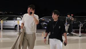 Shin Tae-yong dan Jeong Seok-seo di Terminal 3 Bandara Soekarno-Hatta, Tangerang, Banten, Minggu (14/12/2025) malam. (Bola.com/Abdul Aziz)