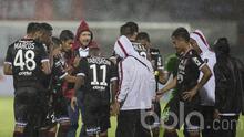 Pelatih Bali United, Hans Peter Schaller, memberikan instruksi kepada anak asuhnya saat melawan Borneo FC pada laga Piala Presiden 2017 di Stadion Kapten I Wayan Dipta, Bali, Jumat (13/2/2017). Kedua tim bermain imbang 0-0. (Bola.com/Vitalis Yogi Trisna)