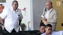 Presiden Direktur PT Pembangkit Jawa-Bali Investasi Gunawan Yudi Hariyanto (kanan) bersiap menjalani pemeriksaan di Gedung KPK, Kamis (27/9). Gunawan diperiksa untuk melengkapi berkas penyidikan mantan Menteri Sosial Idrus Marham (Merdeka.com/Dwi Narwoko)