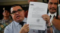 Kuasa hukum Komjen Budi Gunawan, Razman Arif Nasution, menunjukkan surat pemanggilan pemeriksaan KPK terhadap kliennya di Mabes Polri, Jakarta, Jumat (30/1/2015). (Liputan6.com/Johan Tallo)