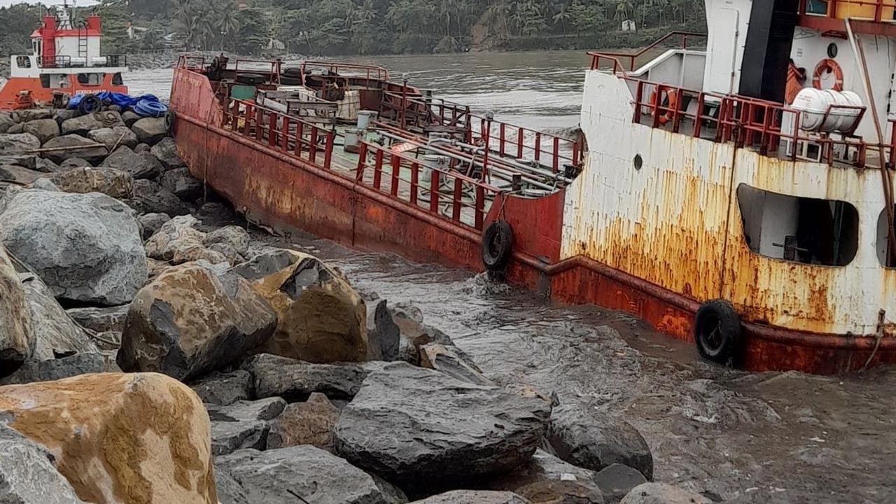Terseret Ombak Besar, Kapal Pengangkut BBM Tujuan Mentawai Terdampar di Pantai Padang