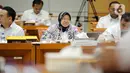 Menteri Sosial Tri Rismaharini (tengah) mengikuti rapat kerja dengan Komisi VIII DPR di Kompleks Parlemen, Senayan, Jakarta, Rabu (8/2/2023). Rapat membahas tentang pengawasan program bantuan sosial tahun 2022. (Liputan6.com/Faizal Fanani)