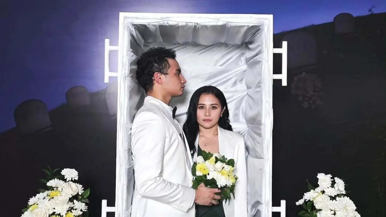 Gaya Prilly Latuconsina Dukung Omara Esteghlal di Gala Premiere Tinggal Meninggal, Kompak Tampil Elegan dalam Nuansa Putih