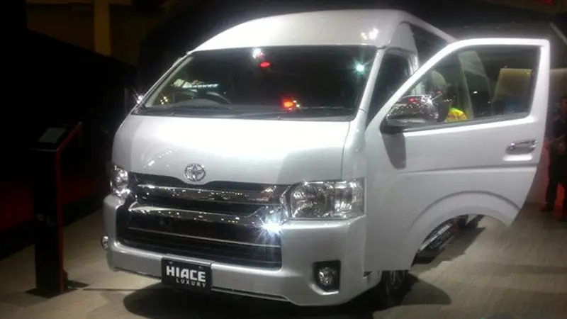 Sopir Travel: Mengendarai Toyota Hiace Tetap Nyaman Meski Penumpang Penuh