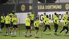 Para pemain Borussia Dortmund mengikuti sesi latihan terakhir di Dortmund, Jerman, Selasa (2/11/2021). Borussia Dortmund mengusung misi balas dendam dalam  Grup C Liga Champions ketika menjamu Ajax Amsterdam di Stadion Signal Iduna Park Kamis 4112021 dini hari WIB. (AP Photo/Martin Meissner)