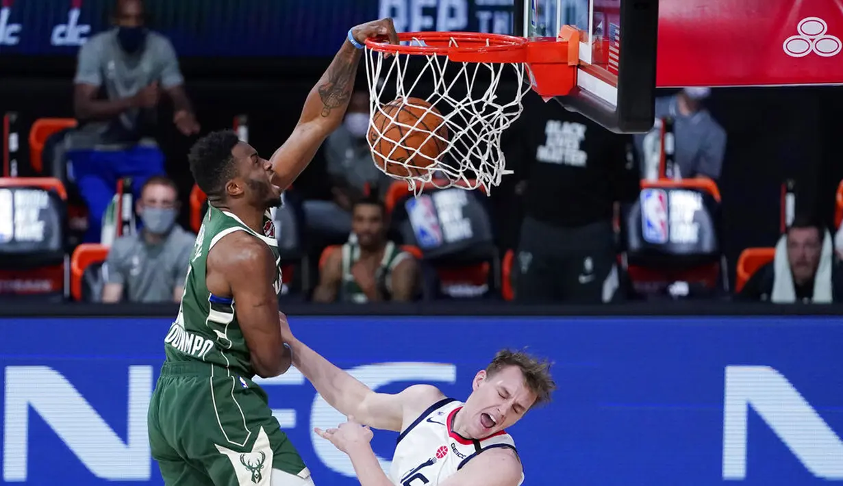 Pebasket Milwaukee Bucks, Thanasis Antetokounmpo, memasukkan bola saat melawan Washington Wizards pada laga NBA, Selasa (11/8/2020). Bucks mengalahkan Wizards dengan skor 126-113. (AP Photo/Ashley Landis, Pool)