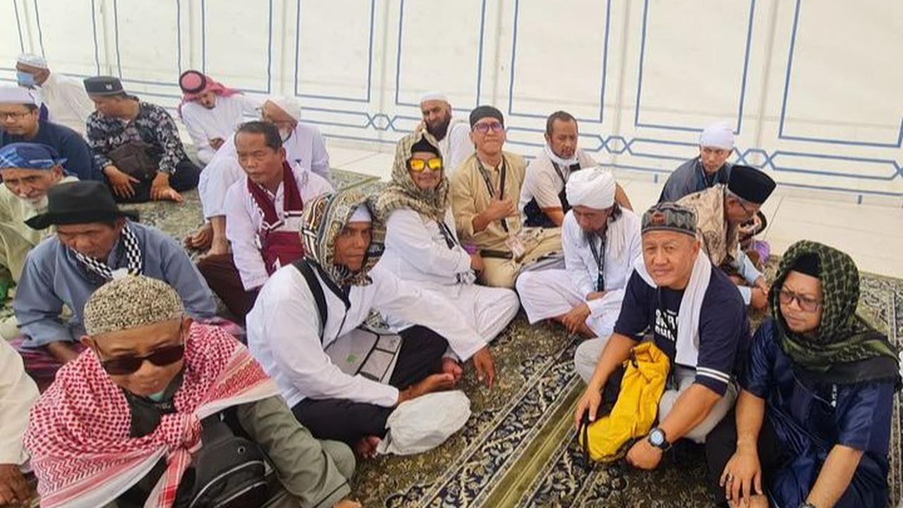 Potret Sandy bersama rekan-rekannya saat berada di Masjid Nabawi.&nbsp;