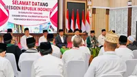 Menhan Prabowo Subianto mendampingi Presiden Joko Widodo atau Jokowi saat berdialog dengan sejumlah tokoh agama dan tokoh adat Kalimantan Selatan di Kabupaten Tabalong, Jumat (17/3/2023). (Laily Rachev - Biro Pers Sekretariat Presiden)