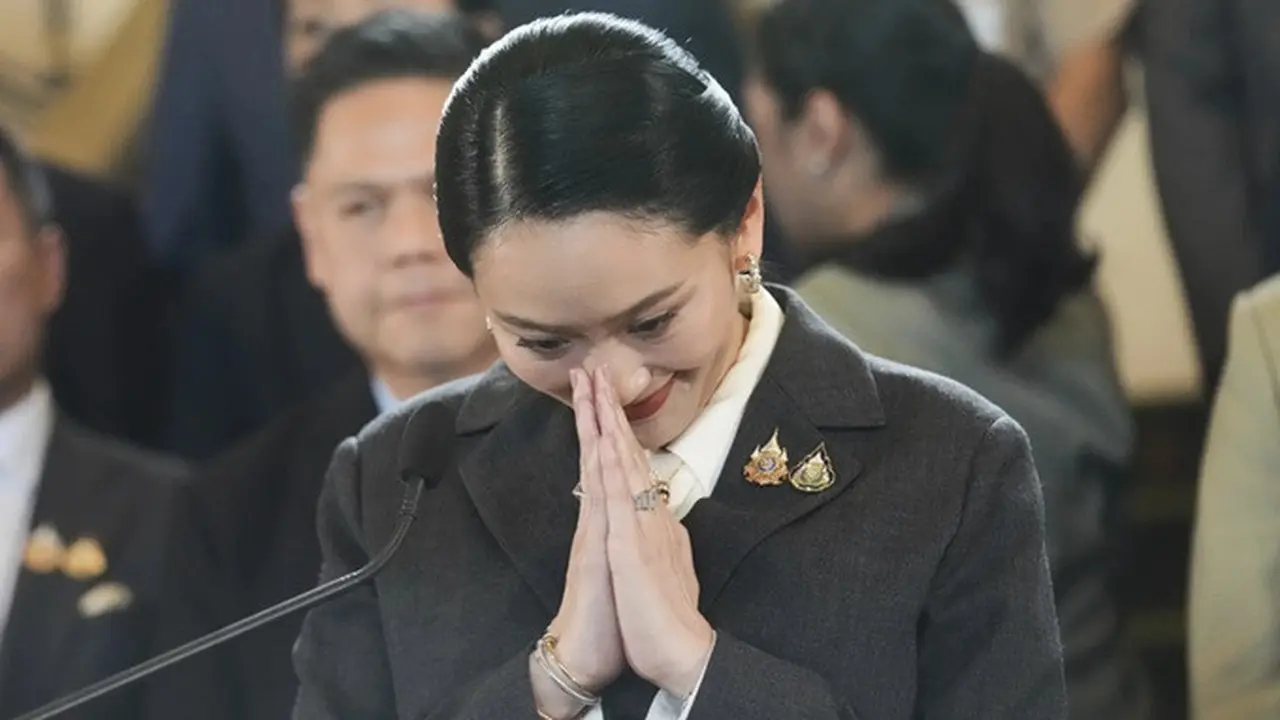 Paetongtarn Shinawatra saat konferensi pers menanggapi pencopotannya sebagai perdana menteri Thailand, di Bangkok, Jumat (29/8/2025).