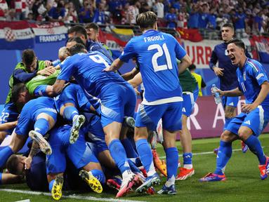 Para pemain Italia merayakan gol yang dicetak oleh Mattia Zaccagni ke gawang Kroasia dalam duel matchday terakhir Grup B Euro 2024 di Leipzig Stadium, Selasa (25/6/2024). Kedua tim bermain imbang 1-1. (AP Photo/Petr David Josek)