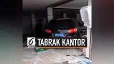 Sebuah mobil menabrak kantor jasa inspeksi kendaraan di China. Pengemudi mobil diketahui salah menginjak pedal. Akibat peristiwa ini, empat orang dilaporkan mengalami cedera.