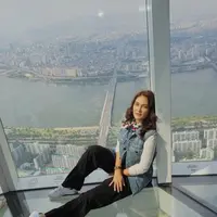 Nah, kalau yang satu ini penampilan Luna kece banget. Apalagi ia menambahkan dengan vest denim dan aksesoris di lehernya. Makin sporty, lantaran Luna memakai sneakers putih andalannya. (Instagram/lunamaya)