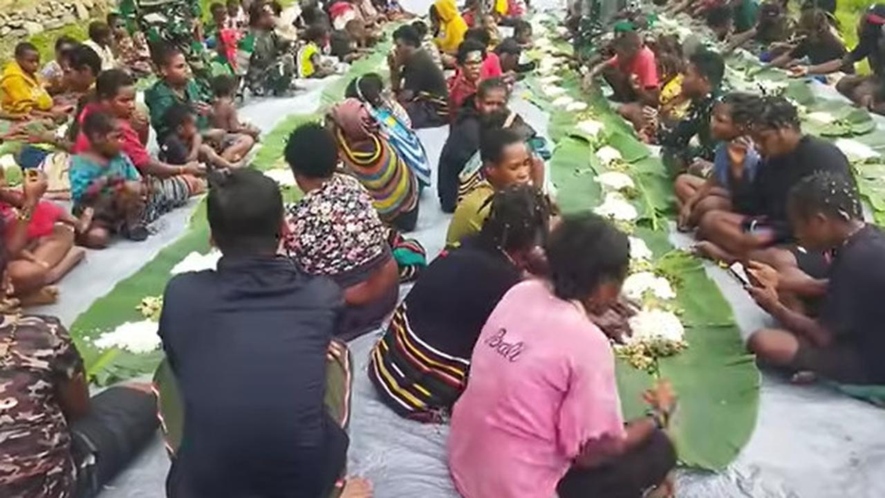 "Selamat Natal bagi teman-teman semua. Semoga kita selalu diberikan perlindungan oleh Tuhan," ucap salah satu prajurit.