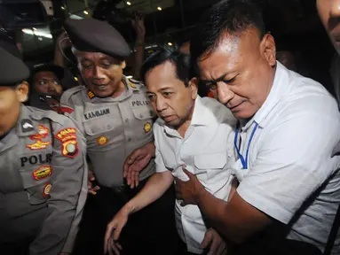 Terdakwa korupsi proyek E-KTP Setya Novanto dibawa petugas usai mengikuti sidang perdana di Pengadilan Tipikor, Jakarta, Rabu (13/12). Sidang mendengarkan pembacaan dakwaan oleh JPU KPK. (Liputan6.com/Helmi Fithriansyah)