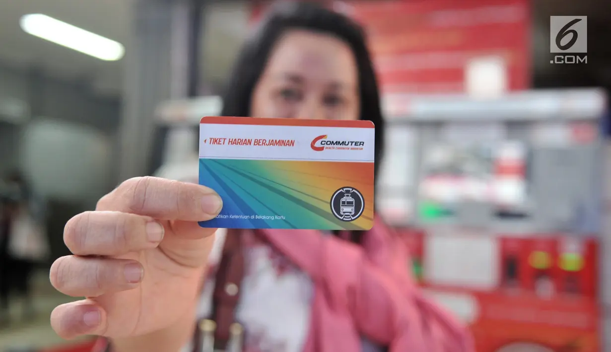 Calon penumpang menunjukkan Tiket Harian Berjaminan (THB) sekali perjalanan di Stasiun Sudirman, Jakarta, Rabu (17/7/2019). PT Kereta Commuter Indonesia mewajibkan pembayaran dengan kartu multi trip (KMT), THB PP dan kartu uang elektronik di 5 stasiun KRL. (merdeka.com/qbal S. Nugroho)