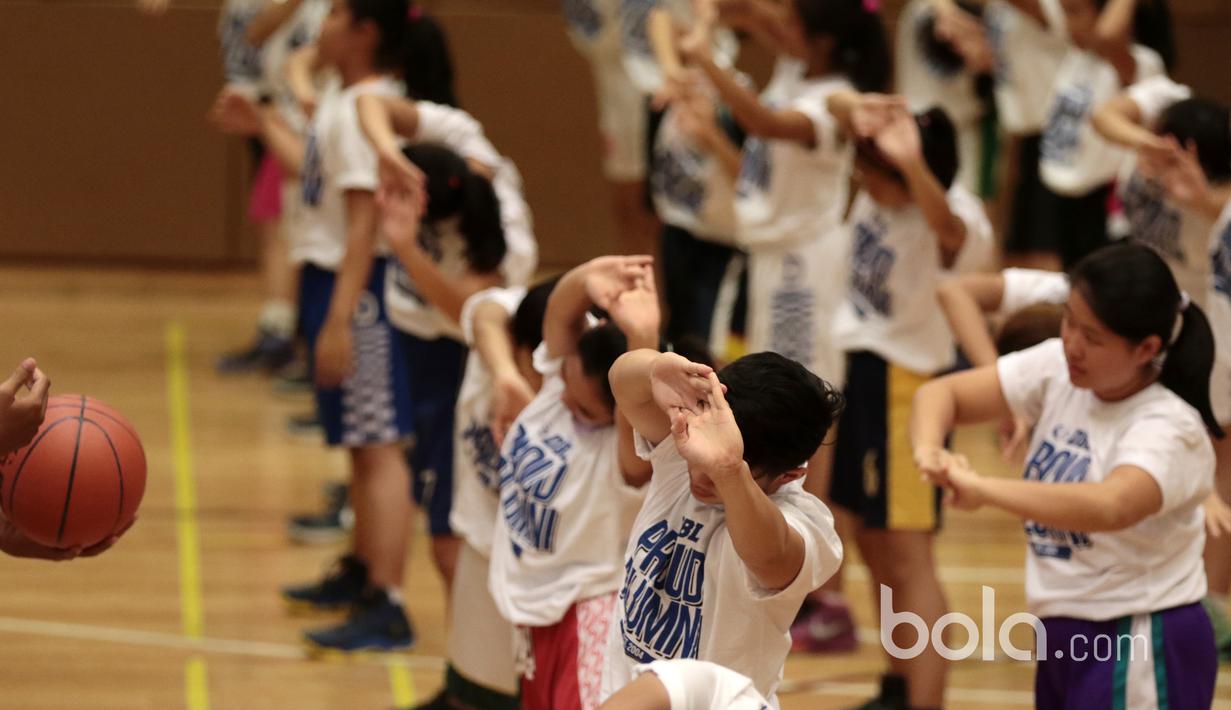 Peserta Basketball Clinic bersama DBL Academy melakukan pemanasan sebelum berlatih di Thamrin Nine, UOB Plaza, Jakarta, (7/3/2017). (Bola.com/Nicklas Hanotubun)