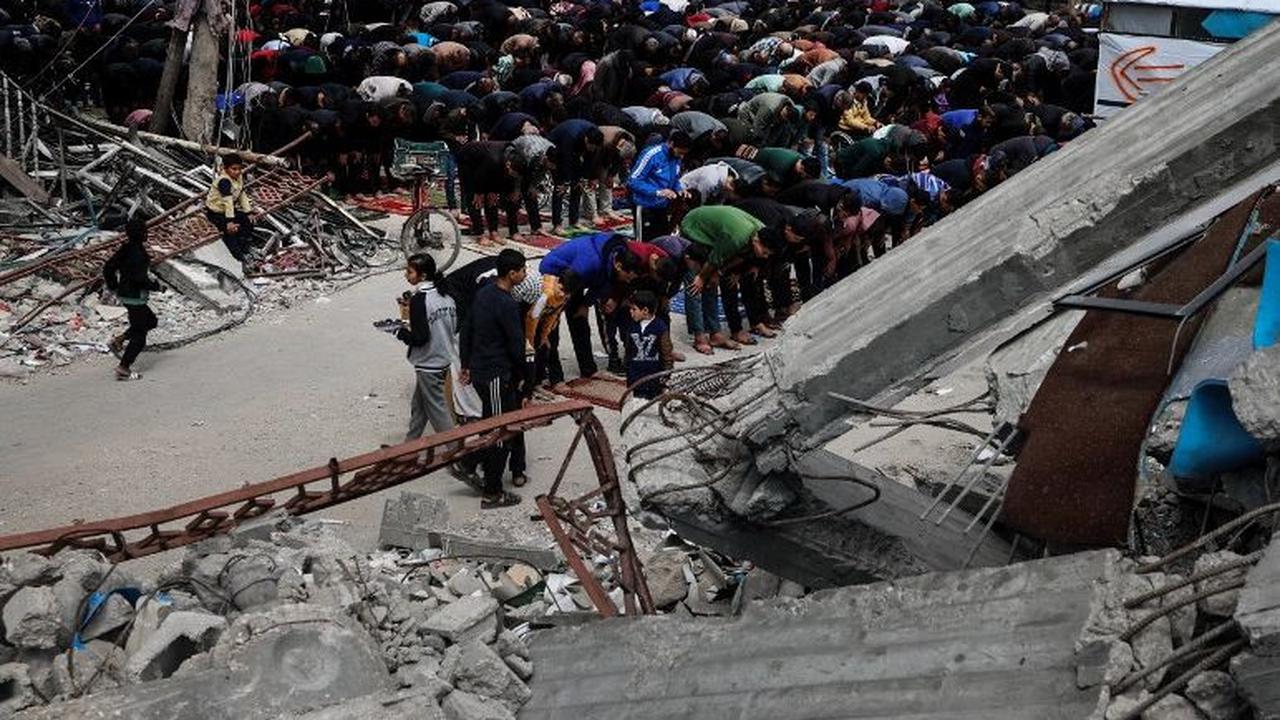 Sejumlah muslim Palestina melaksanakan salat Jumat di dekat reruntuhan Masjid Al Farouq yang hancur seusai dibombardir Israel, Rafah, Jalur Gaza, Jumat (22/3/2024). Hancurnya masjid akibat serangan brutal Israel tak menyurutkan keteguhan muslim Palestina 