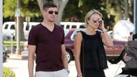 KAGET - Steven Gerrard merasa kaget selama tinggal di Los Angeles karena sering bertemu artis hollywood. (Daily Star)