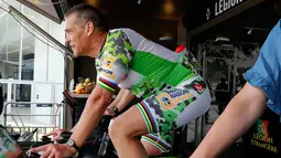 Seorang pria Prancis, Pascal Pich mengayuh sepedanya dalam upaya memecahkan rekor bersepeda statis di Paris, 2 Mei 2018. Karena usaha pemecahan rekor tersebut, Pascal hanya punya jatah waktu untuk tidur dua jam setiap harinya. (AFP/FRANCOIS GUILLOT)