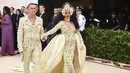 Penyanyi Cardi B didampingi Jeremy Scott saat menghadiri Met Gala 2018 di Metropolitan Museum of Art, New York (7/5). Cardi B terlihat mengenakan gaun yang dihiasi manik-manik saat menghadiri Met Gala 2018. (Photo by Evan Agostini/Invision/AP)