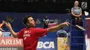 Tunggal Putra Indonesia, Jonatan Christie mengembalikan kok ke arah Hsu Jen Hao (Taiwan) di babak pertama Indonesia Open 2017 di Jakarta, Rabu (14/6). Jonatan sukses unggul dengan skor 21-17 dan 21-15. (Liputan6.com/Helmi Fithriansyah)