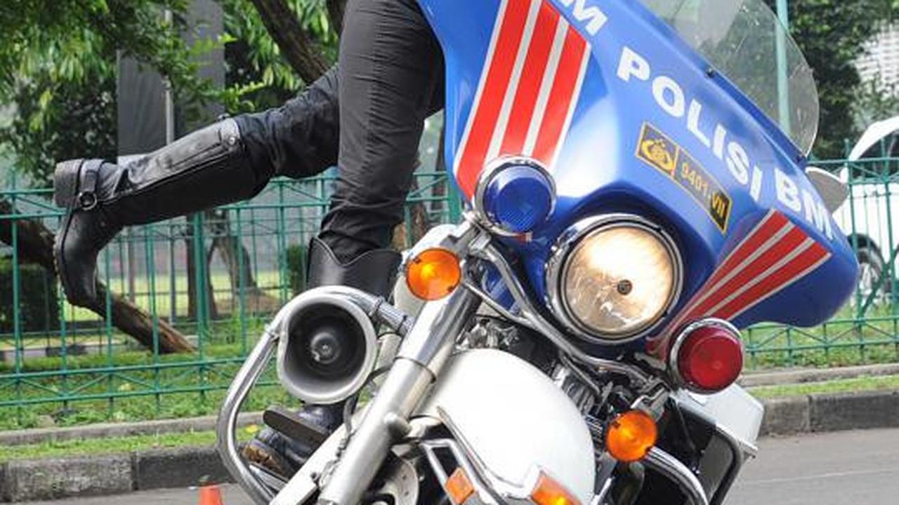 Polwan cantik akrobat pakai motor gede 
