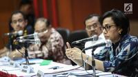 Menteri Keuangan Sri Mulyani memberikan keterangan terkait hasil rapat koordinasi penertiban impor berisiko tinggi di kantor pusat Bea dan Cukai, Jakarta, Rabu (12/7). (Liputan6.com/Faizal Fanani)