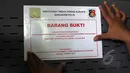 Segel penyitaan tertempel salah satu perangkat UPS yang terdapat di sebuah sekolah di kawasan Kebon Jeruk, Jakarta, Kamis (21/5). Petugas melakukan penyitaan barang bukti UPS anggaran 2014 atas nama tersangka Alex Usman. (Liputan6.com/Helmi Afandi)