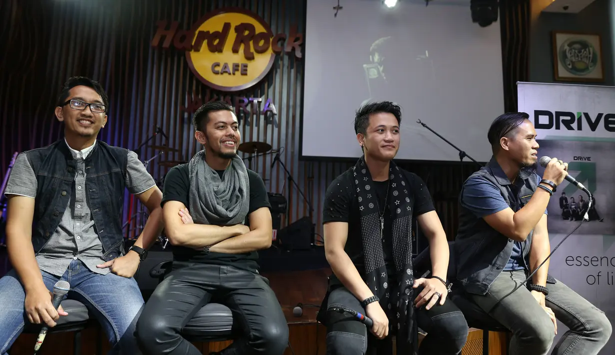 Setelah menunggu empat tahun, Drive kembali dengan kumpulan karya yang dirangkum dalam album 'Essence of Life'. Meski sempat vakum, akhirnya pada 2013 menemukan vokalis baru, Tirta Adila yang suaranya mirip Anjie. (Andy Masela/Bintang.com)