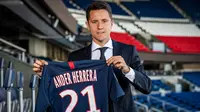 Ander Herrera berpose dengan jersey Paris Saint-Germain. (AFP/Bertrand Guay)