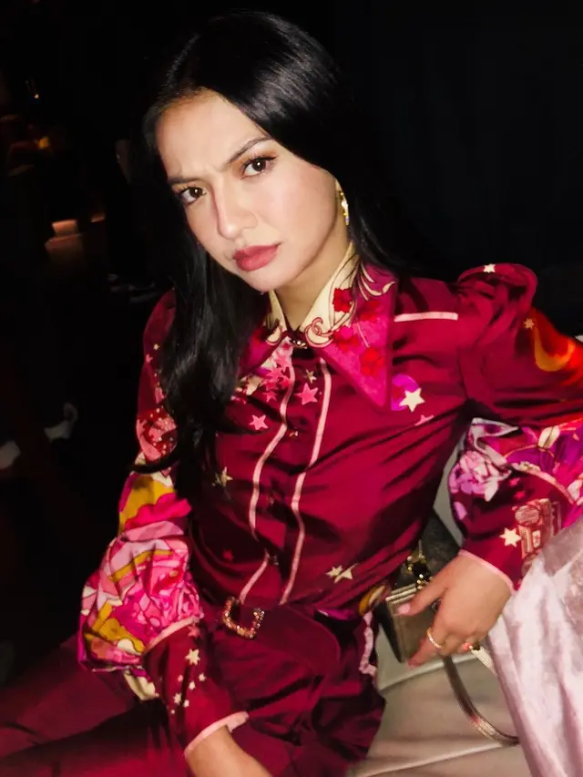 7 Gaya Seleb Pakai Busana Warna Merah Khas Imlek, Bisa Jadi Inspirasi