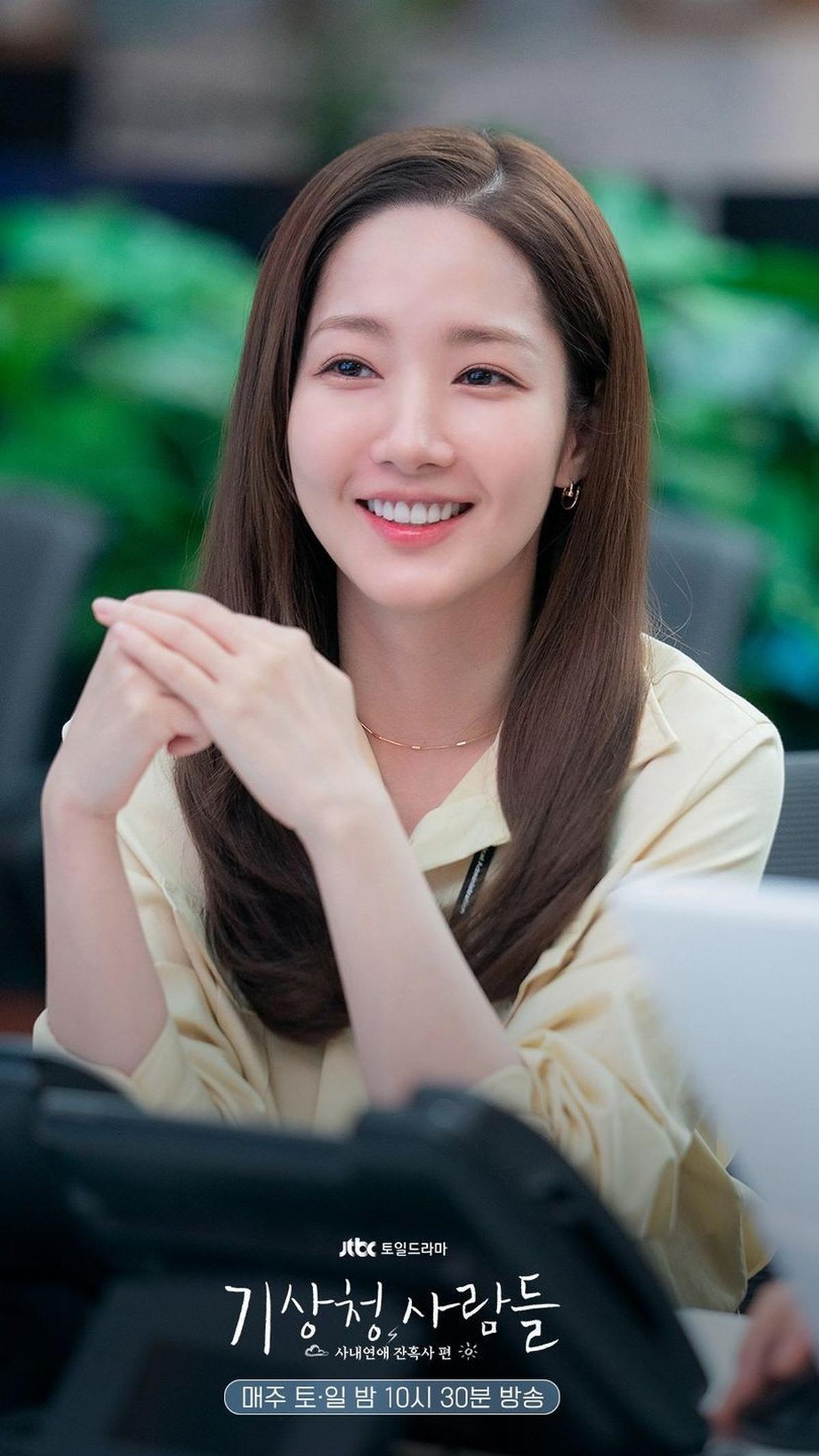 Sementara itu, Park Min Young dan agensinya terus disorot dan diperhatikan publik, menunggu tanggapan resmi dari pihak terkait guna menyelesaikan kontroversi yang tengah membelit mereka.