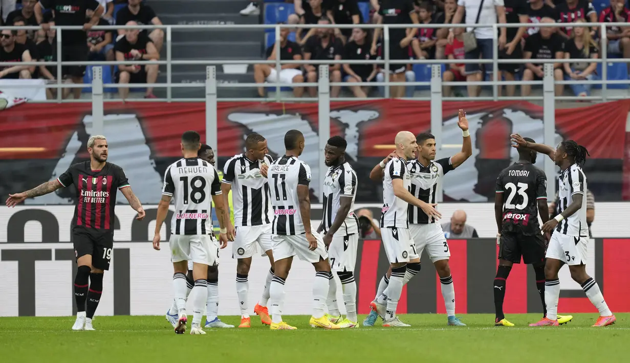 Pemain Udinese, Adam Masina (ketiga kanan) berselebrasi dengan rekan satu timnya usai mencetak gol ke gawang AC Milan pada pertandingan Liga Serie A Italia di stadion San Siro, di Milan, Italia, Sabtu (13/8/2022). AC Milan menang atas Udinese 4-2. (AP Photo/Antonio Calanni)