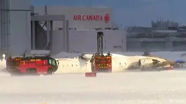 Gambar yang diambil dari video yang disediakan oleh CTV ini menunjukkan petugas tanggap darurat di Bandara Toronto Pearson setelah kecelakaan pesawat pada Senin, (17/2/2025).