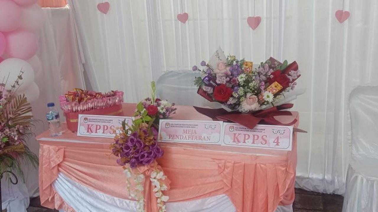 TPS tersebut, di dekor dengan warna serba pink dan putih menggunakan perabotan seadanya.&nbsp;