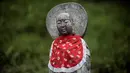 Bentuk patung Jizo yang berdiri di Kuil Buddha Jizoji, Oganomachi, Prefektur Saitama, Jepang, Senin (13/8). Patung jizo juga didedikasikan untuk bayi yang keguguran dan diaborsi. (Behrouz Mehri/AFP)
