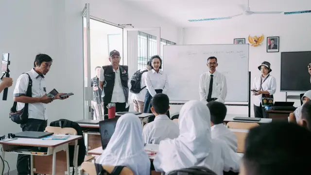 Wakil Menteri Perlindungan Pekerja Migran Indonesia (P2MI) Christina Aryani bersama Wakil Menteri Sosial Agus Jabo Priyono mengunjungi Sekolah Rakyat Menengah Pertama (SRMP) 6 Jakarta di Sentra Handayani, Jakarta Timur.